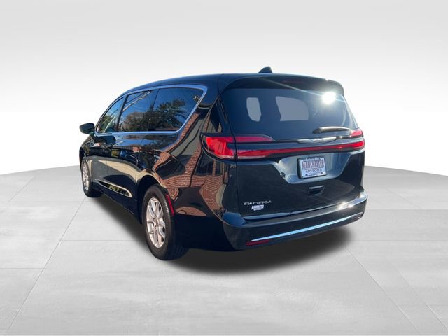 Used 2023 Chrysler Pacifica Touring-L image 7