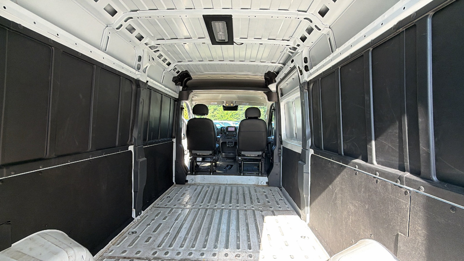 Used 2024 RAM ProMaster 2500 w/ Convenience Group FWD image 13