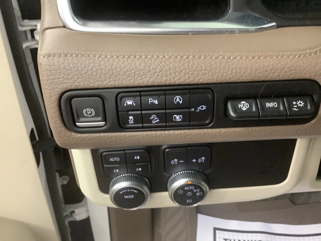 Used 2022 GMC Yukon XL Denali AWD/4WD image 15