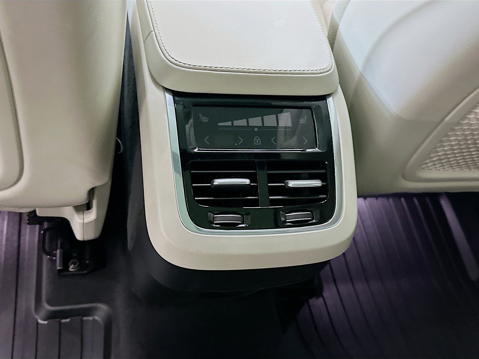 Used 2024 Volvo XC90 B6 Plus w/ Protection Package Premier image 29