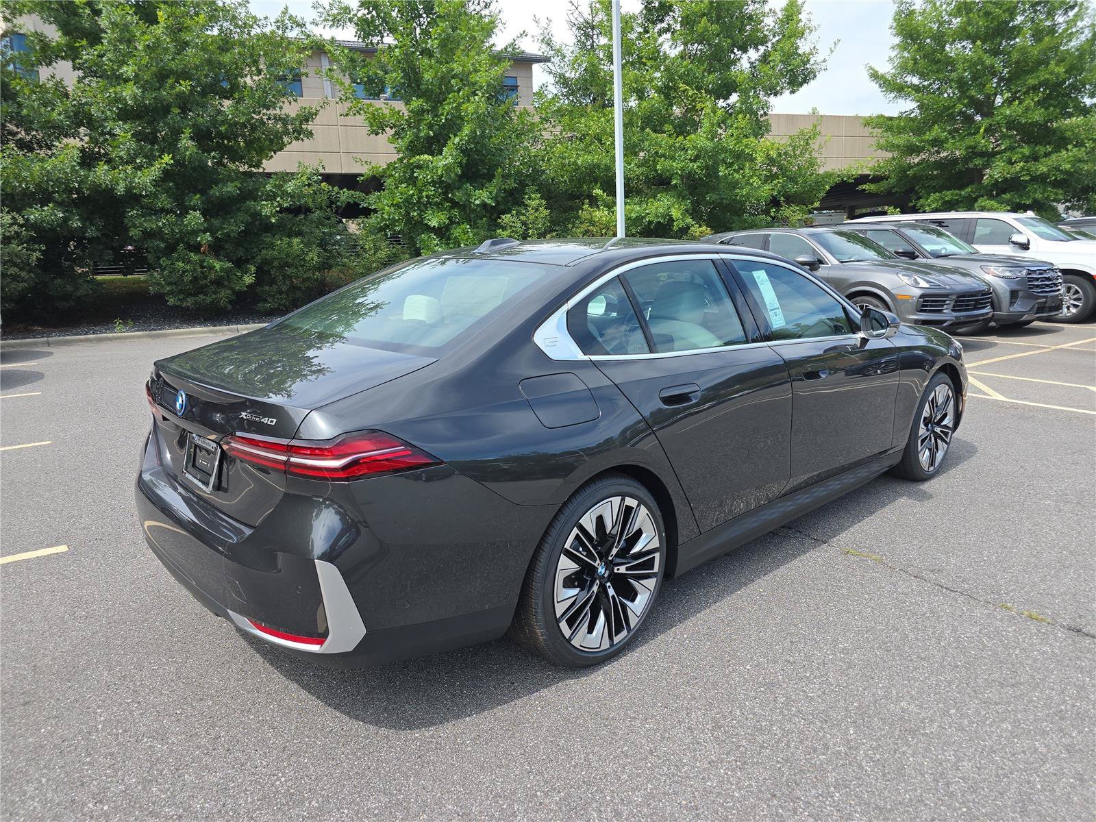 New 2027 BMW i5 xDrive40 AWD/4WD image 3