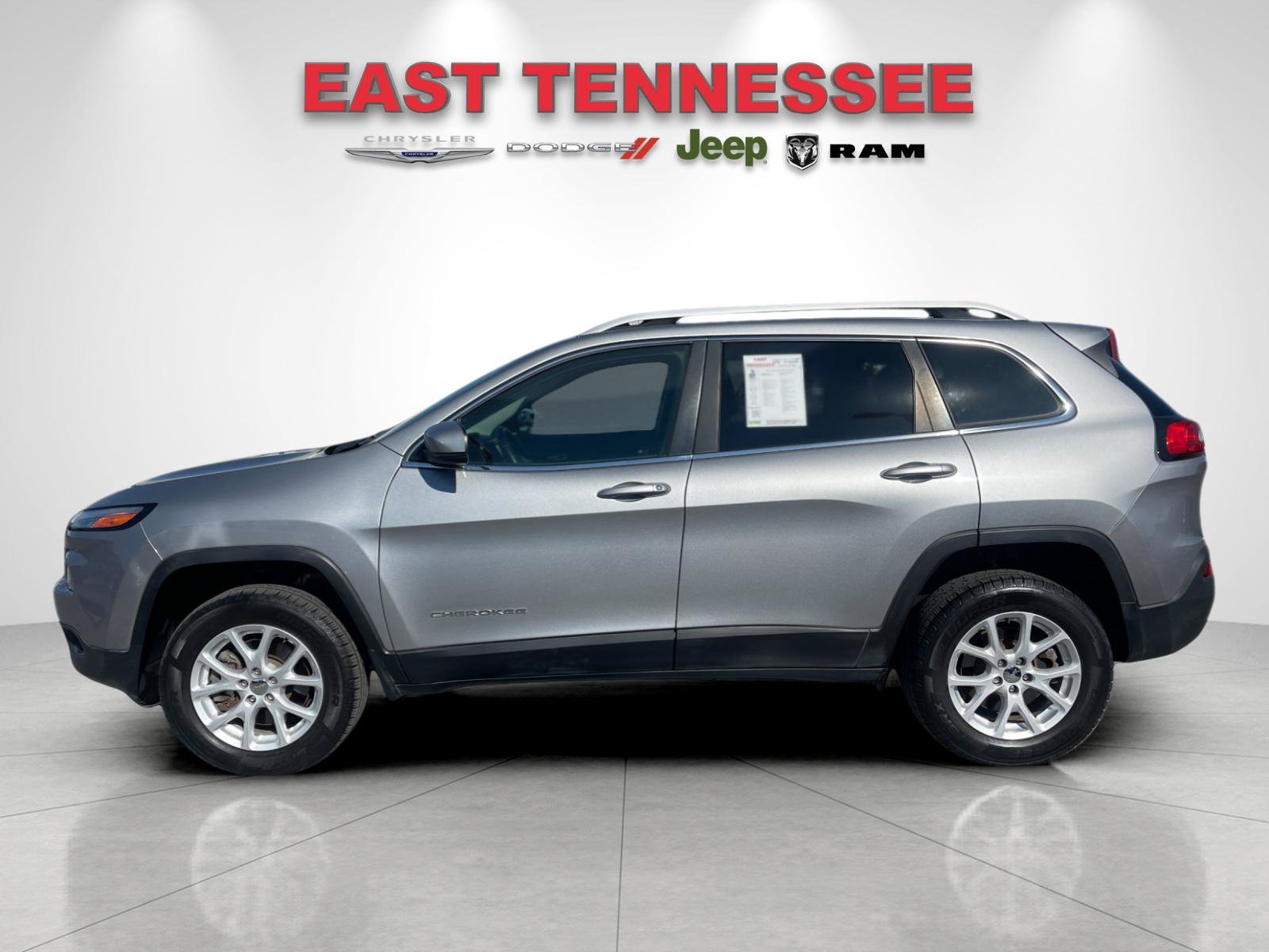 Used 2017 Jeep Cherokee Latitude w/ Safety/Convenience Group AWD/4WD image 6