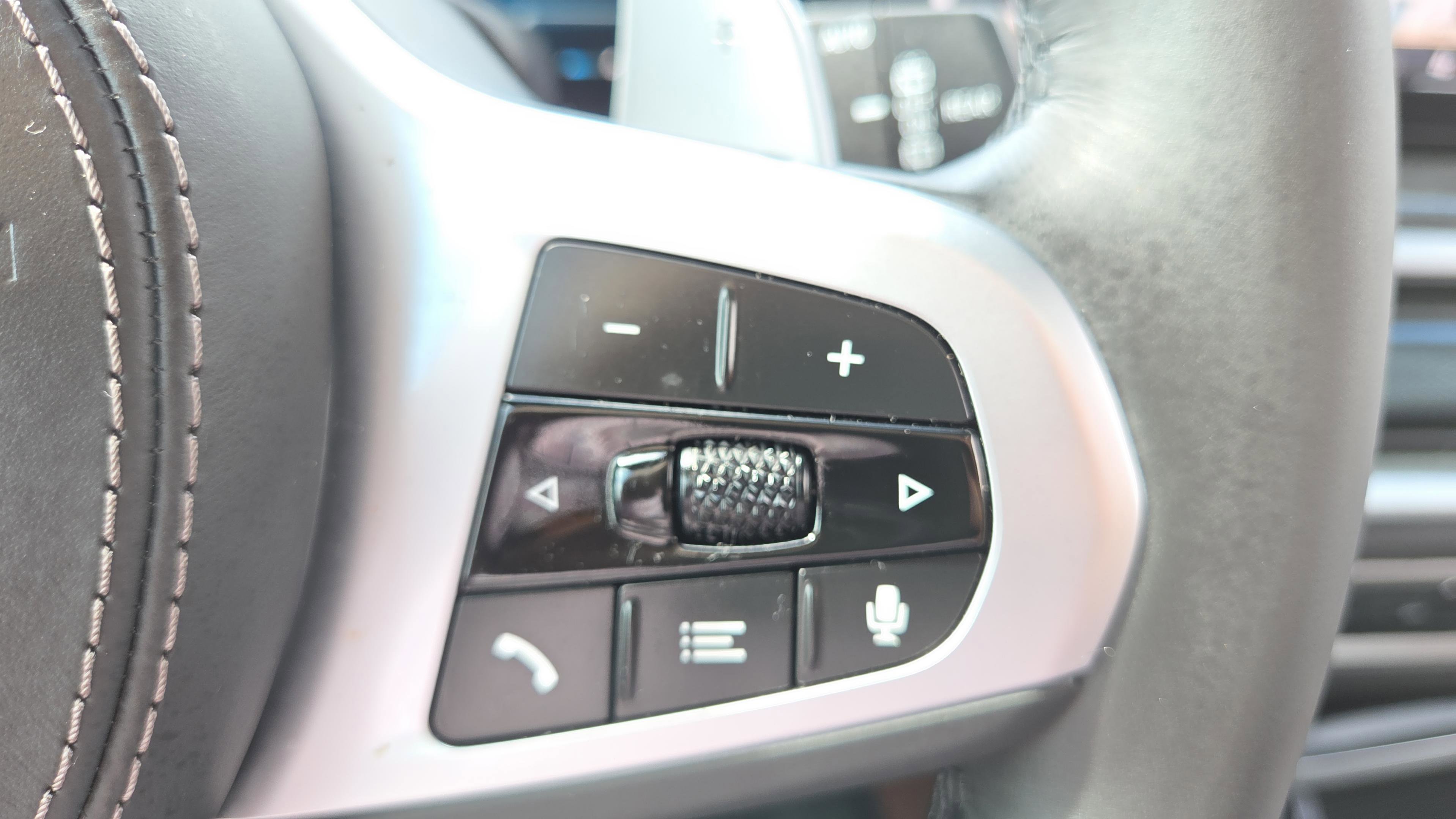 Certified 2025 BMW X5 sDrive40i w/ Executive Package image 29