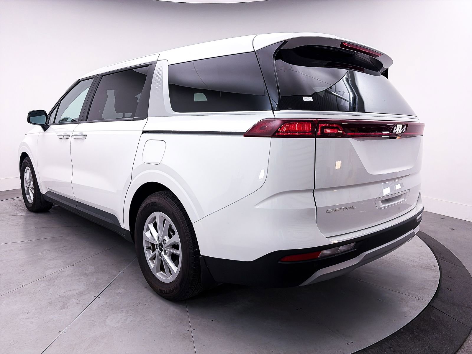 Used 2024 Kia Carnival LX image 12
