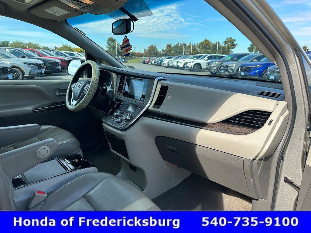 Used 2017 Toyota Sienna XLE Premium image 34