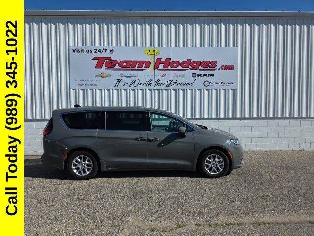 Used 2023 Chrysler Pacifica Touring-L FWD image 1