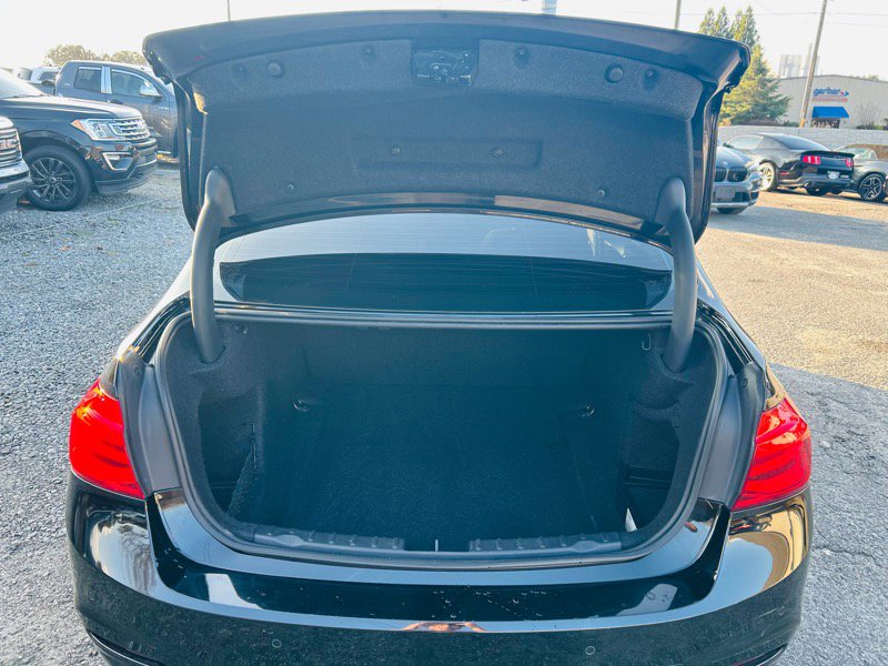 Used 2018 BMW 320i xDrive Sedan w/ Premium Package image 16