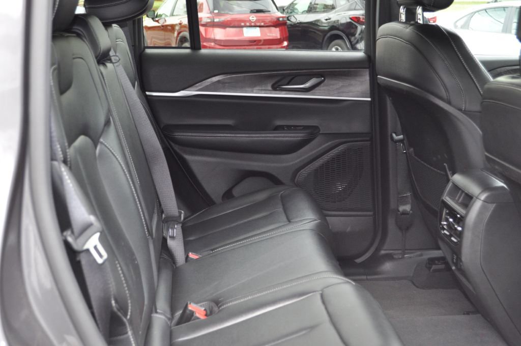 Used 2024 Jeep Grand Cherokee Limited image 21