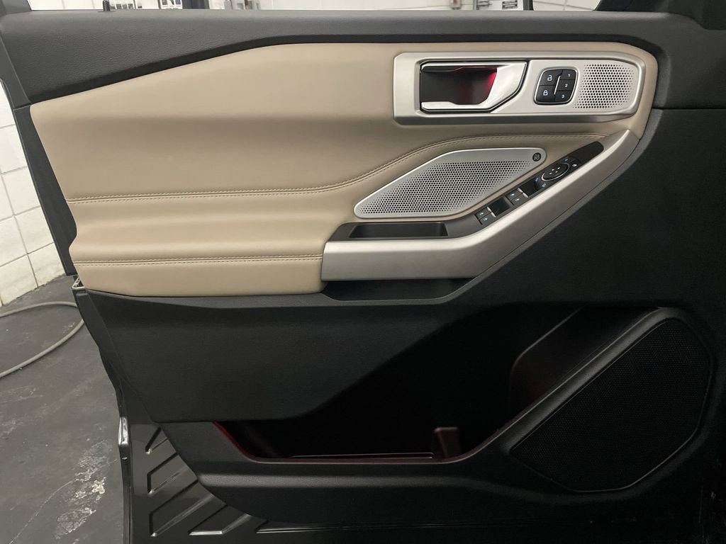 Used 2023 Ford Explorer Limited w/ Limited Technology Package image 16