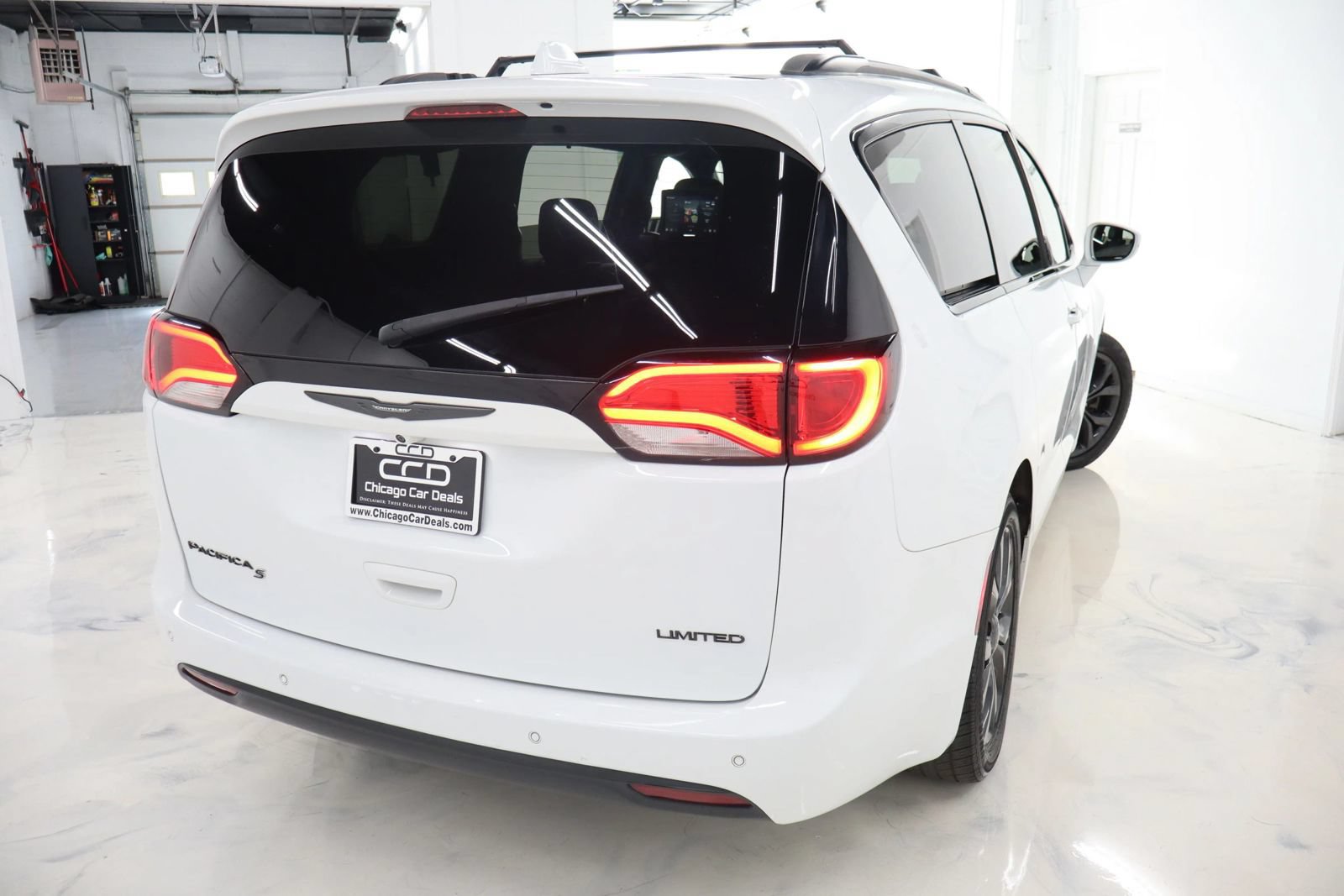 Used 2018 Chrysler Pacifica Limited w/ S Appearance Package FWD image 8