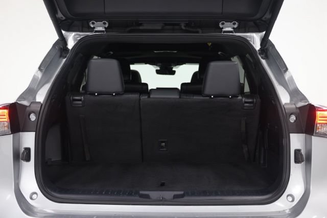 Used 2024 Toyota Highlander XSE FWD image 14