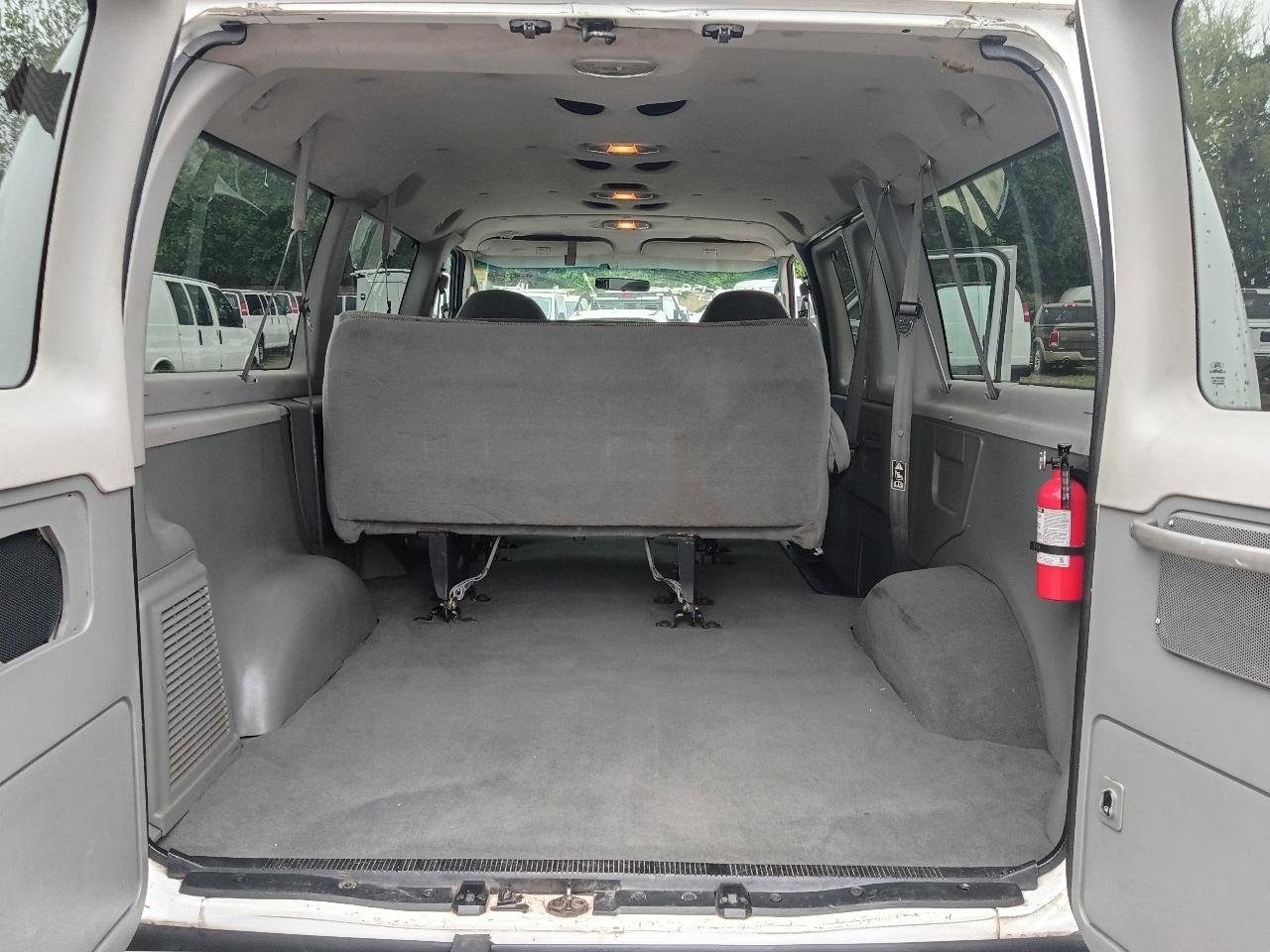 Used 2003 Ford E-150 and Econoline 150 Wagon RWD image 25
