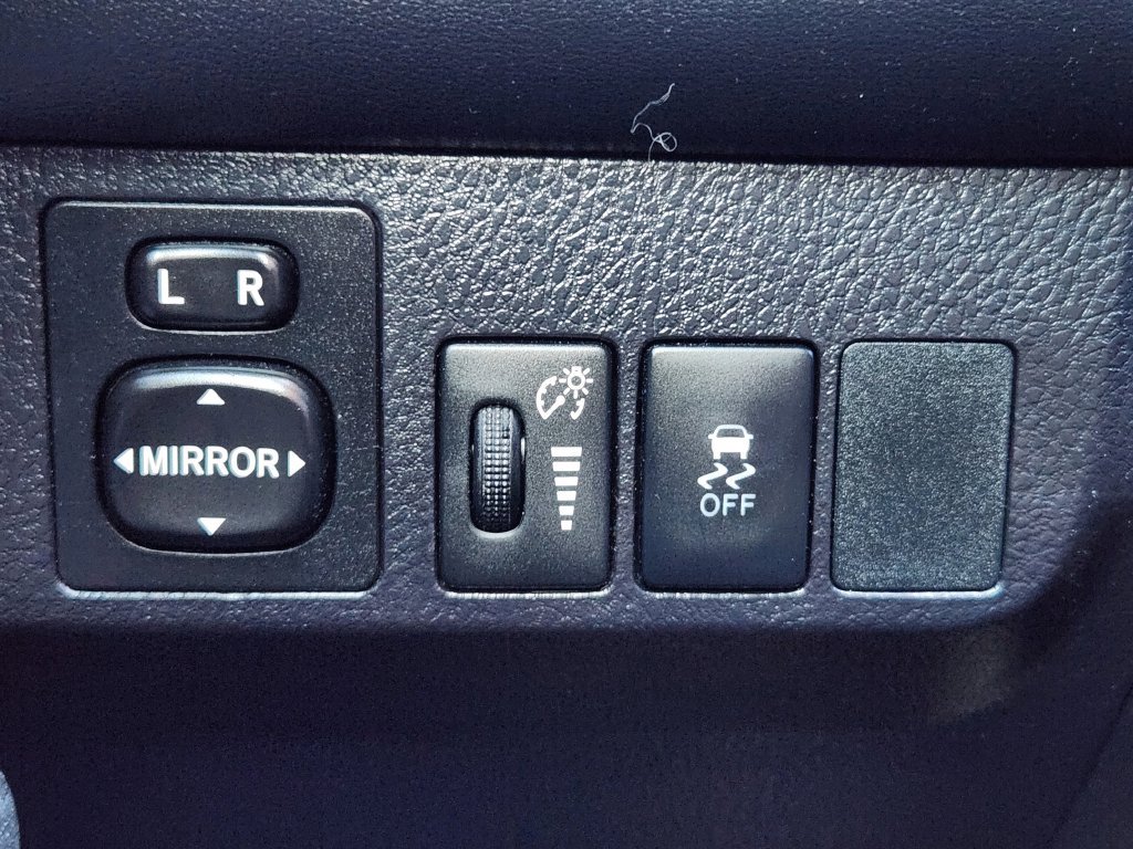 Used 2015 Toyota RAV4 XLE FWD image 23