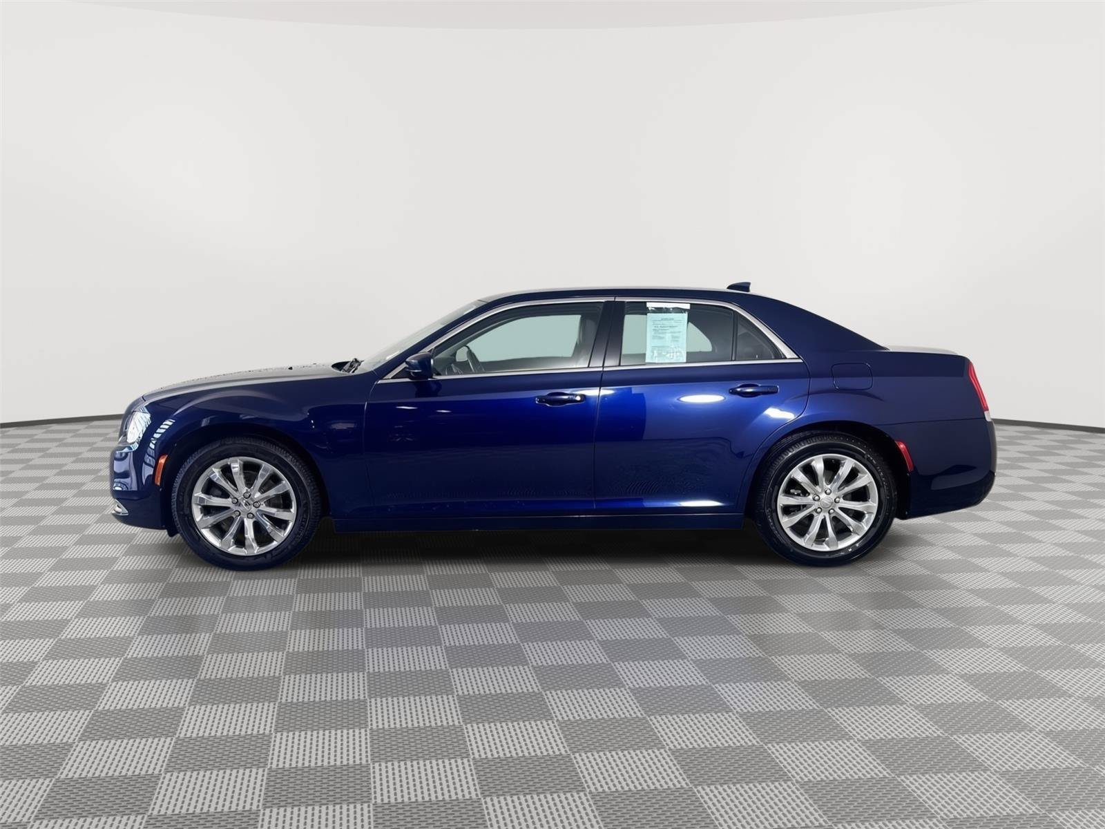 Used 2017 Chrysler 300 Limited AWD/4WD image 4