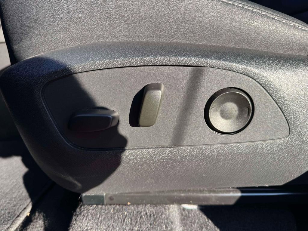 Used 2025 Chevrolet Traverse LT w/ Driver Confidence Package AWD/4WD image 14