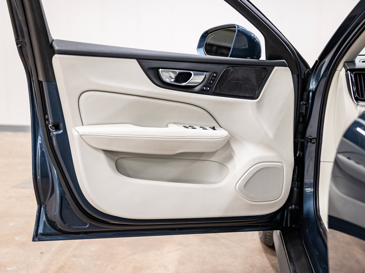 Used 2021 Volvo V60 T5 Cross Country image 32