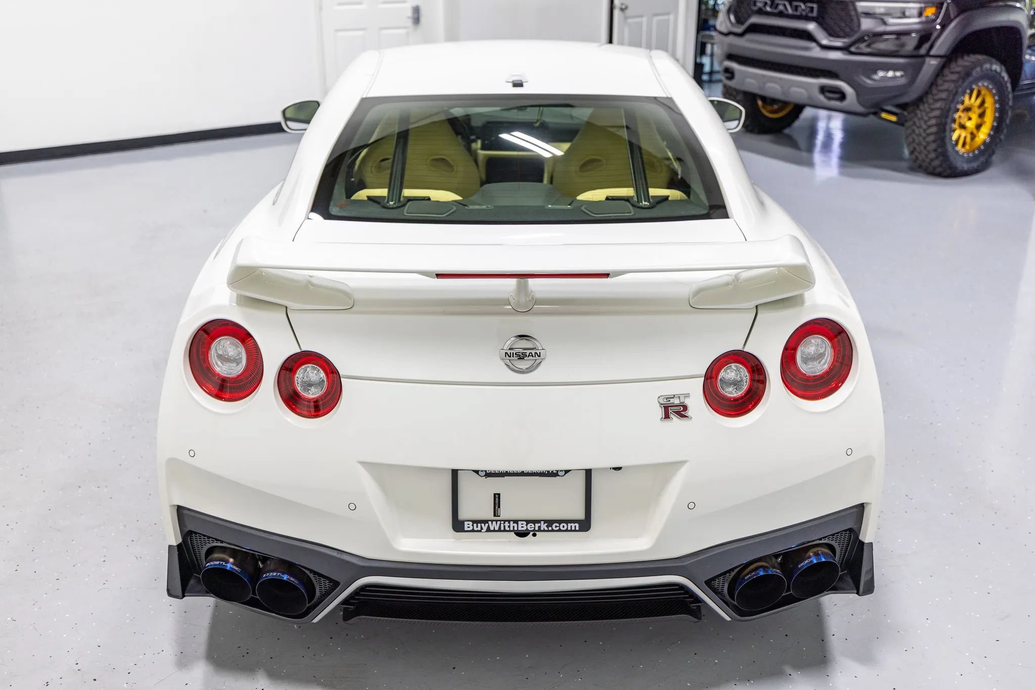 Used 2017 Nissan GT-R Premium w/ Premium Interior Package AWD/4WD image 23