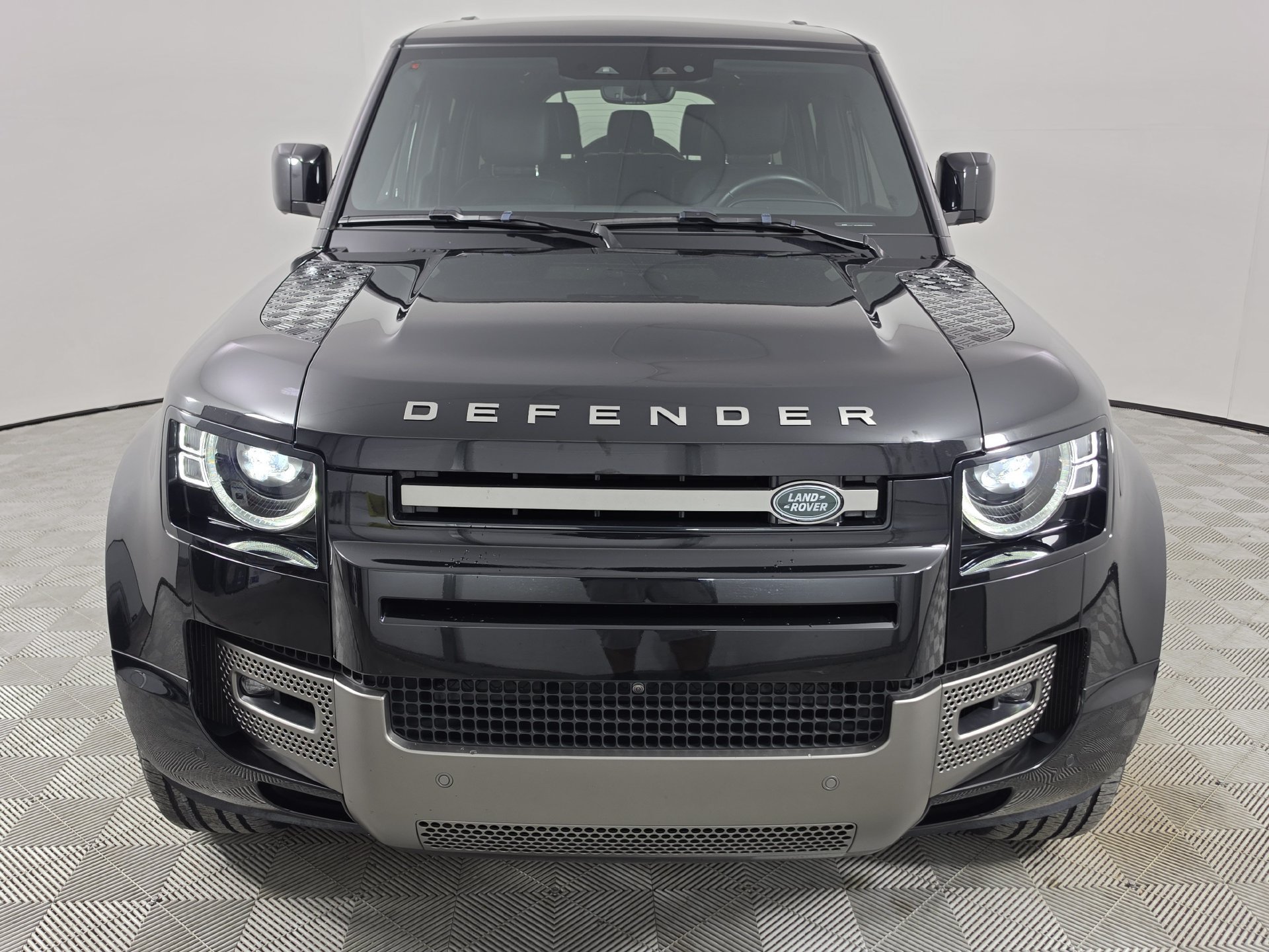 Used 2025 Land Rover Defender 130 X-Dynamic SE AWD/4WD image 41
