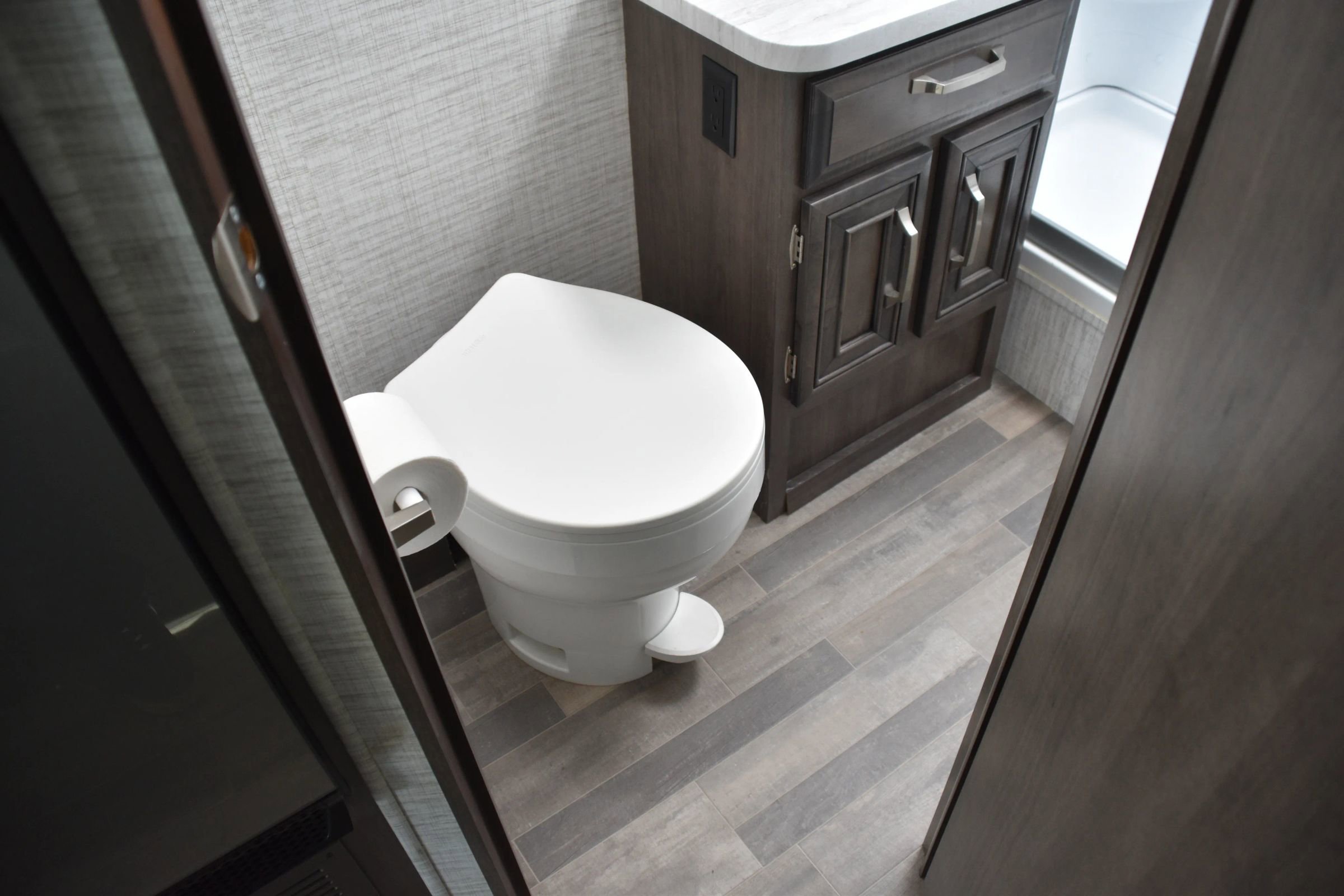 Used 2024 Ford E-450 and Econoline 450 Super Duty w/ Motorhome Prep Package RWD image 24