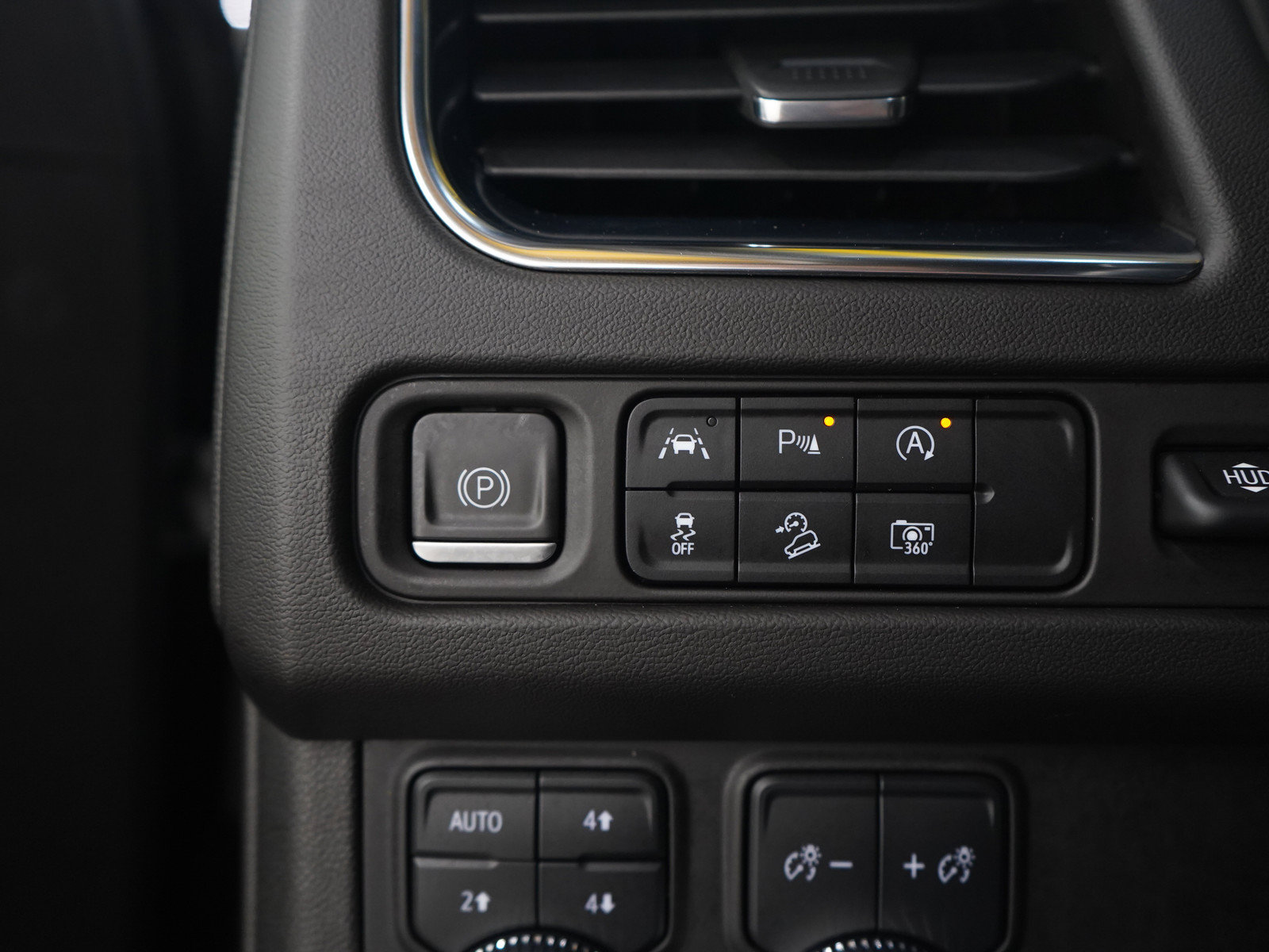 Used 2023 GMC Yukon AT4 w/ AT4 Premium Package AWD/4WD image 29
