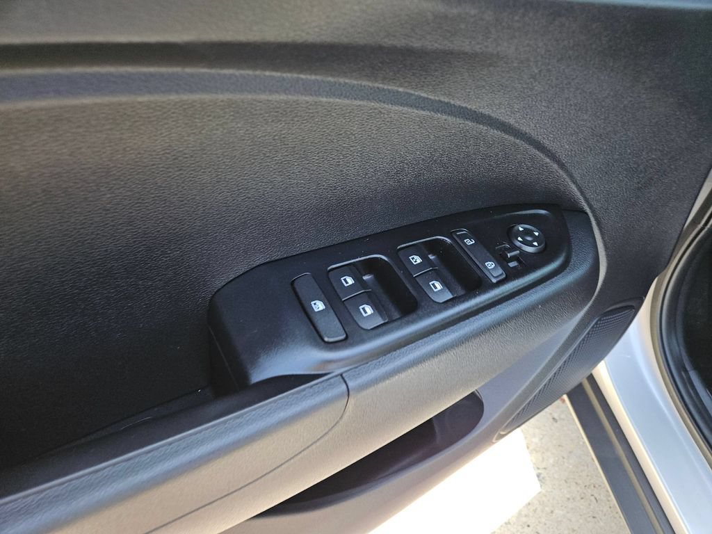 Used 2025 Hyundai Venue SEL FWD image 13