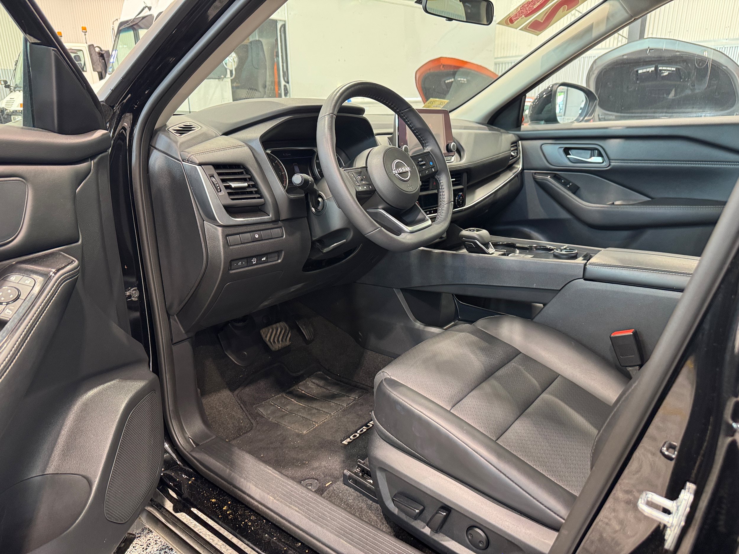Used 2024 Nissan Rogue SV w/ SV Premium Package AWD/4WD image 15
