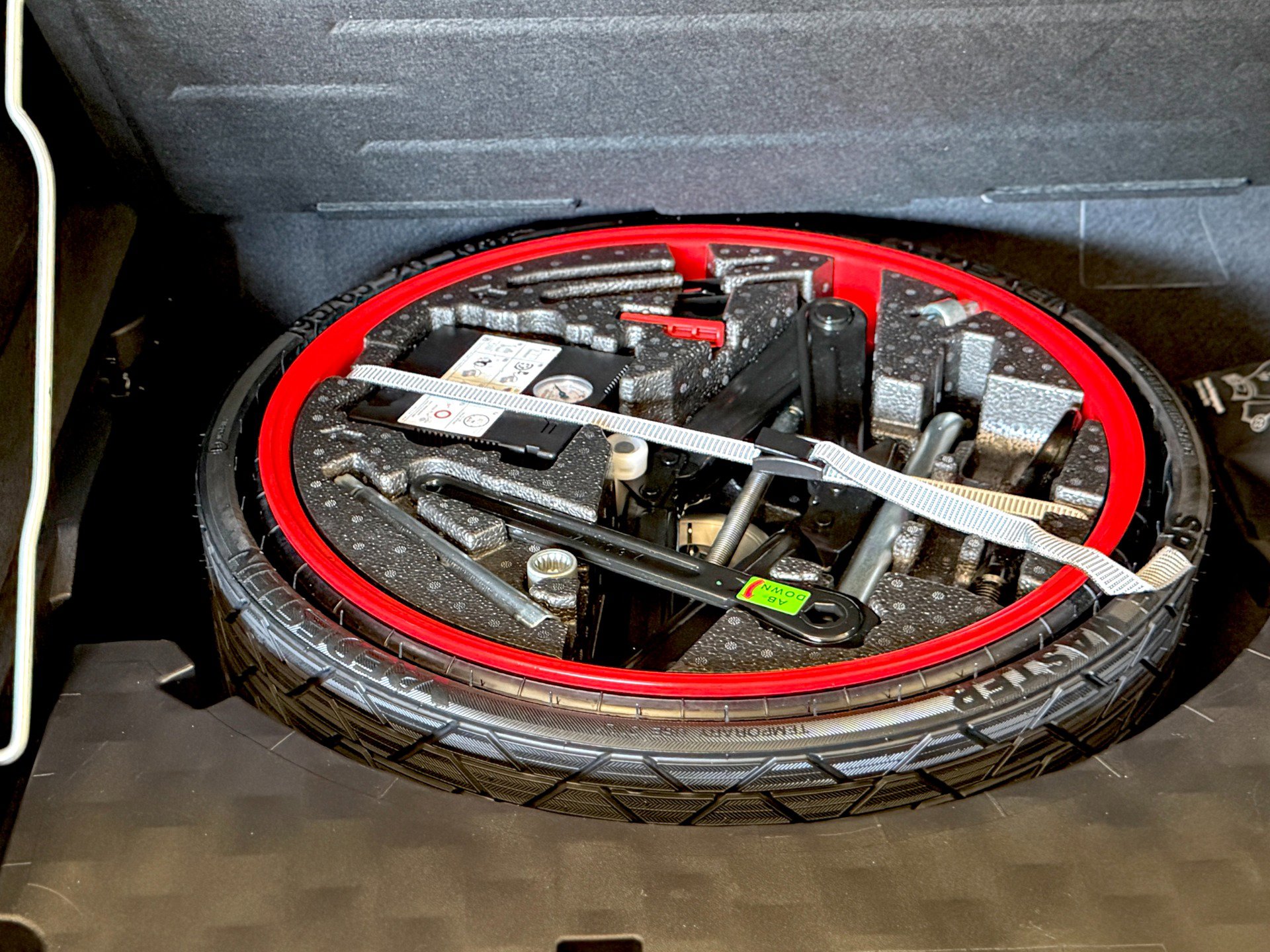 Used 2022 Porsche Cayenne Platinum Edition image 57