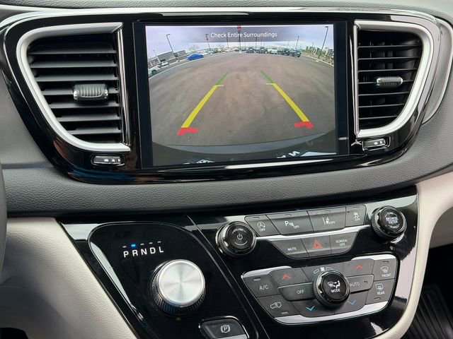 Used 2024 Chrysler Pacifica Touring-L image 18