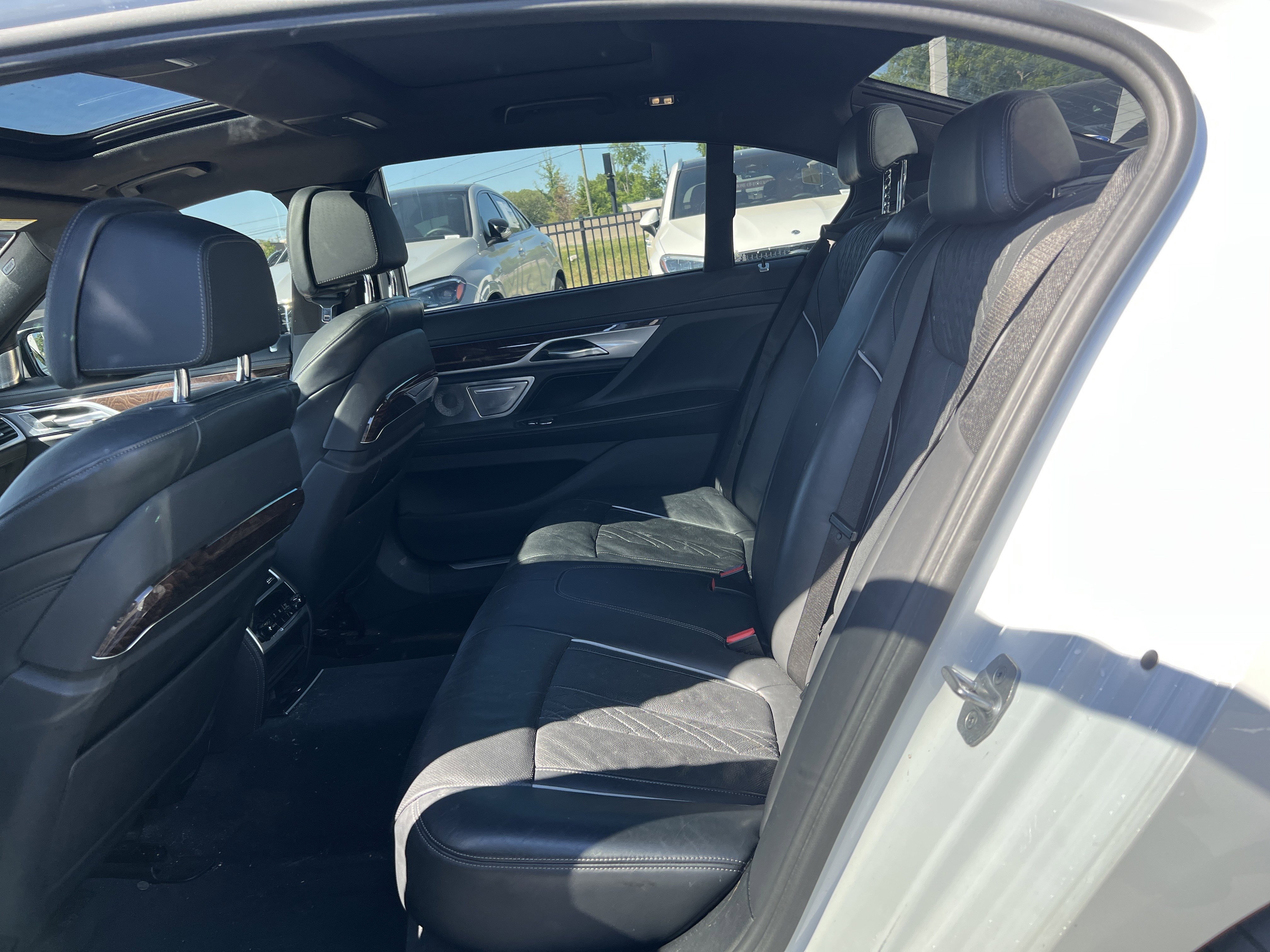Used 2021 BMW 750i xDrive w/ Executive Package image 31