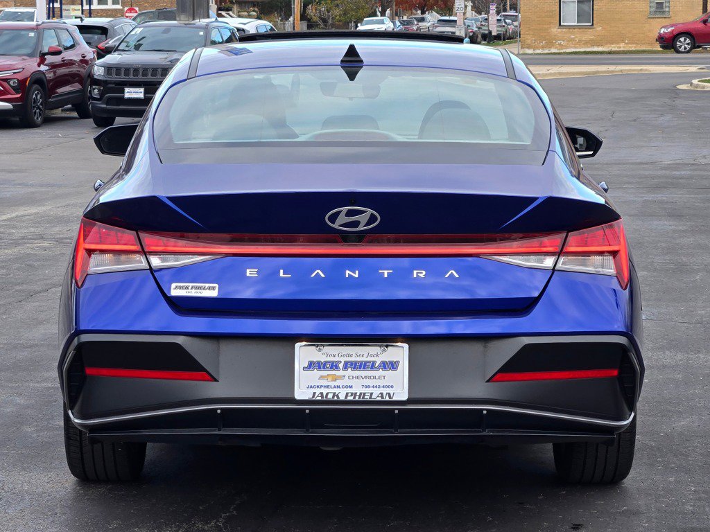 Used 2025 Hyundai Elantra SEL FWD image 11