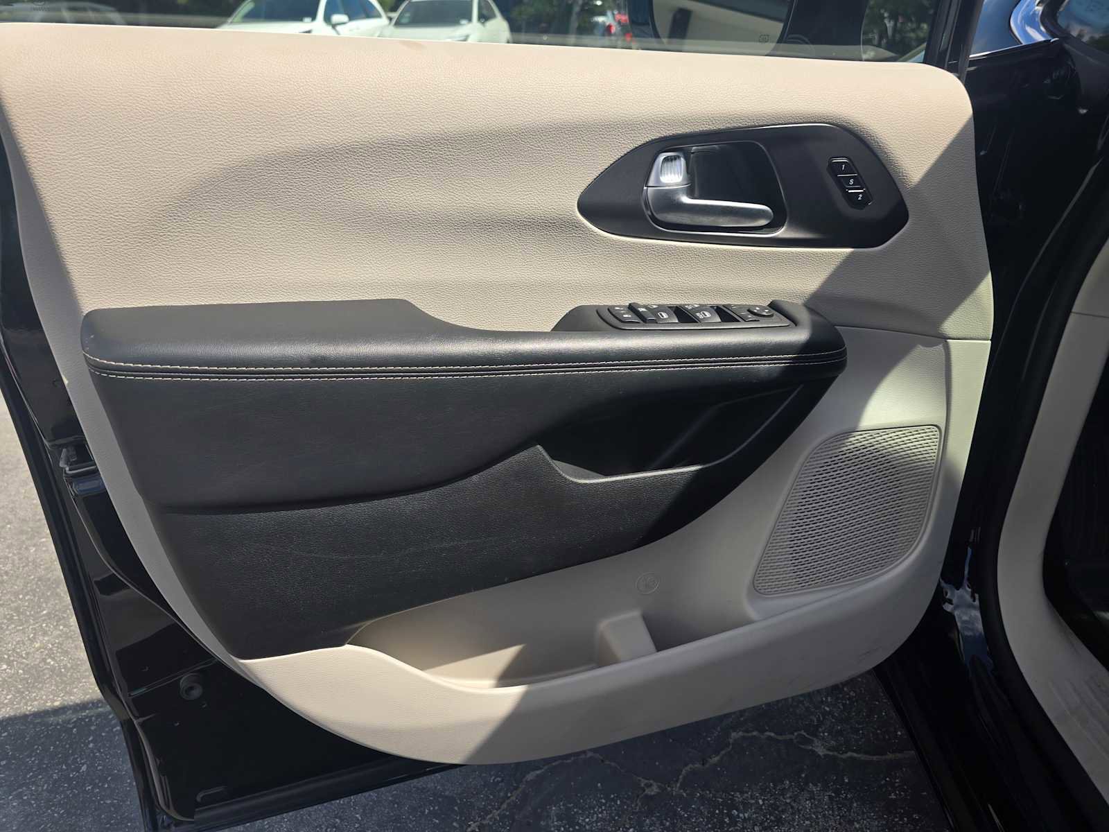 Used 2024 Chrysler Pacifica Touring-L image 22