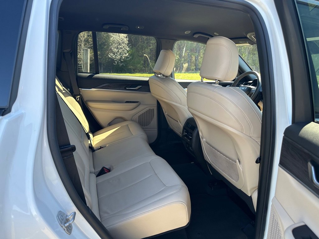 Used 2023 Jeep Grand Cherokee Limited image 17