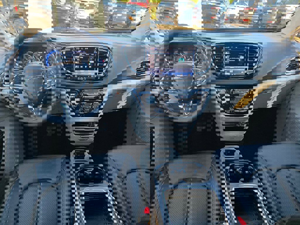 Used 2024 Chrysler Pacifica Touring-L image 5