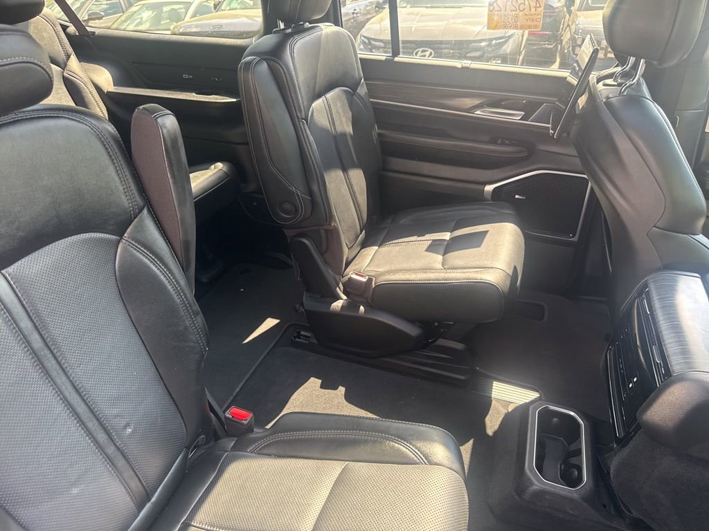 Used 2023 Jeep Wagoneer L Series III w/ Premium Group I image 10