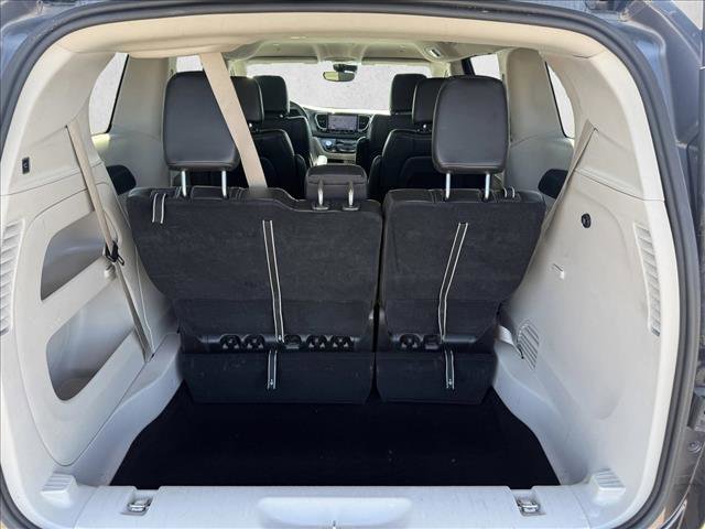 Used 2023 Chrysler Pacifica Touring-L FWD image 7