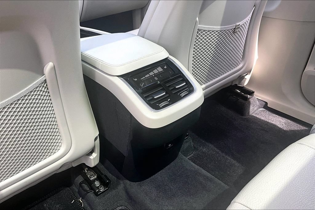 Used 2025 Volvo XC90 B6 Plus AWD/4WD image 31