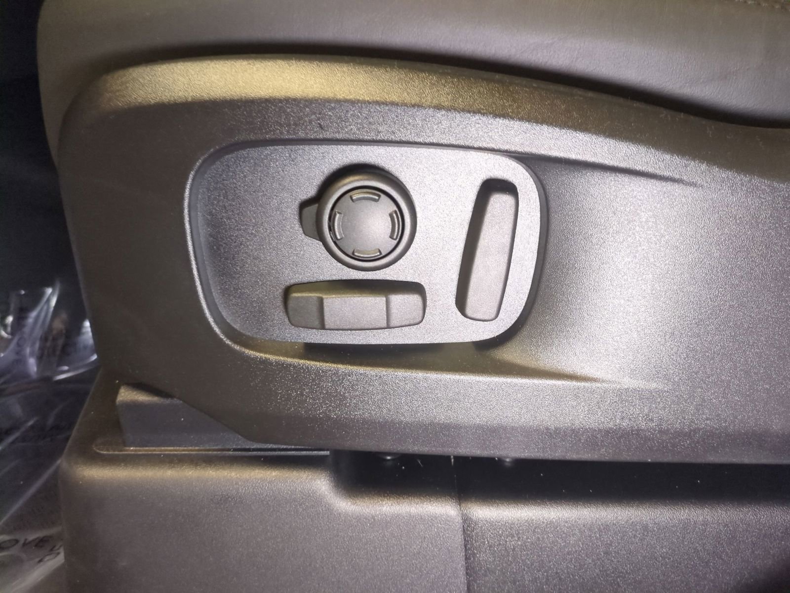 New 2026 Land Rover Defender 110 X-Dynamic SE image 14