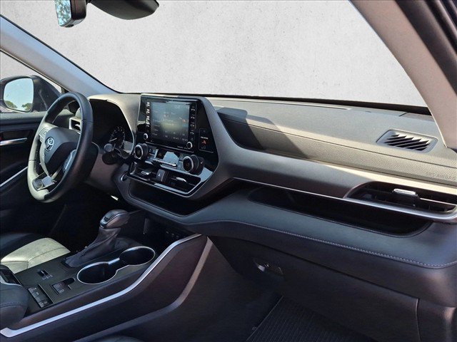 Used 2021 Toyota Highlander XLE FWD image 22