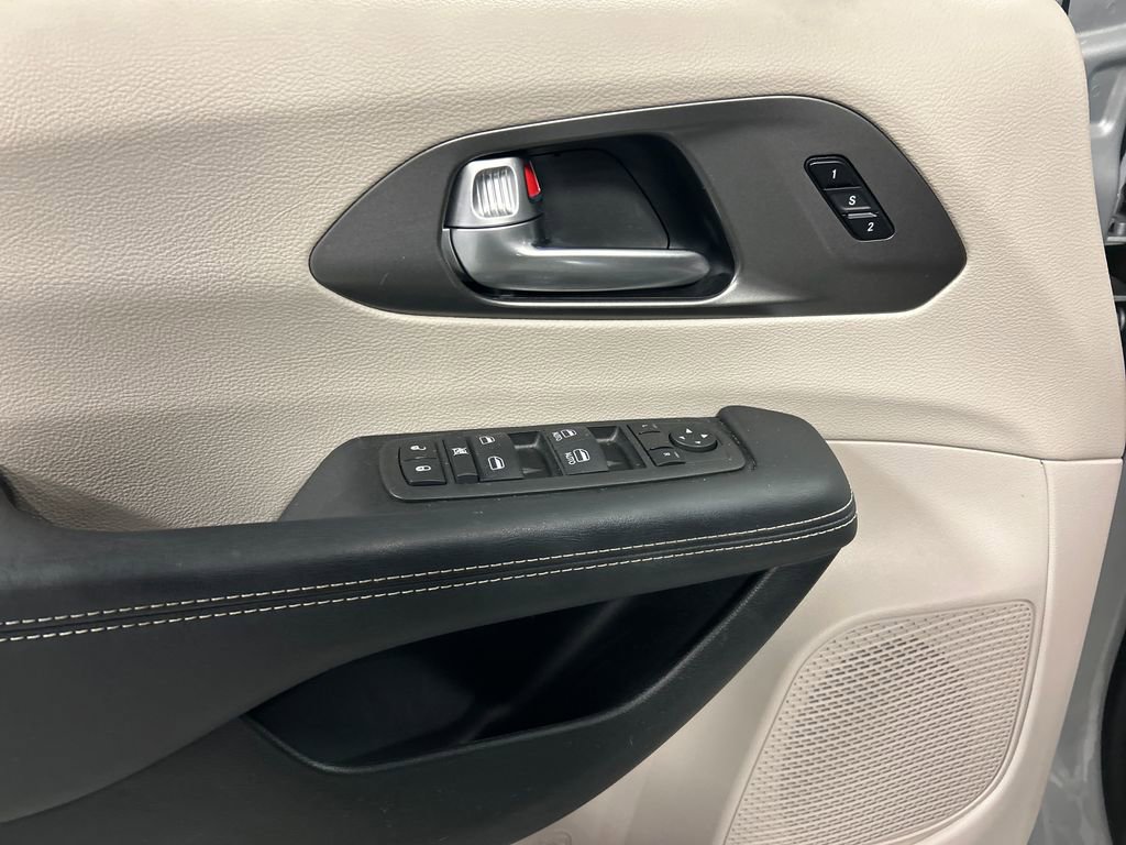 Used 2024 Chrysler Pacifica Touring-L image 14