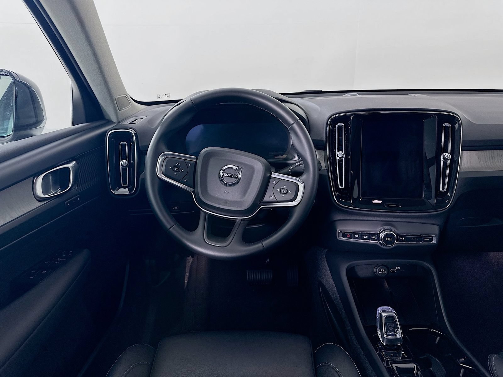 Used 2026 Volvo XC40 B5 Plus AWD/4WD image 15