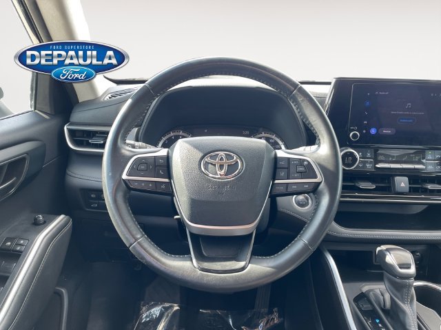 Used 2024 Toyota Highlander LE AWD/4WD image 15