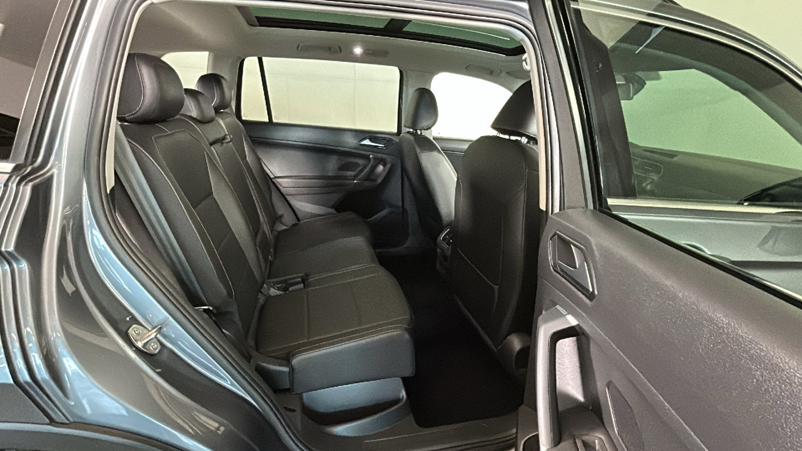 Used 2018 Volkswagen Tiguan SE w/ Panoramic Sunroof Package AWD/4WD image 36