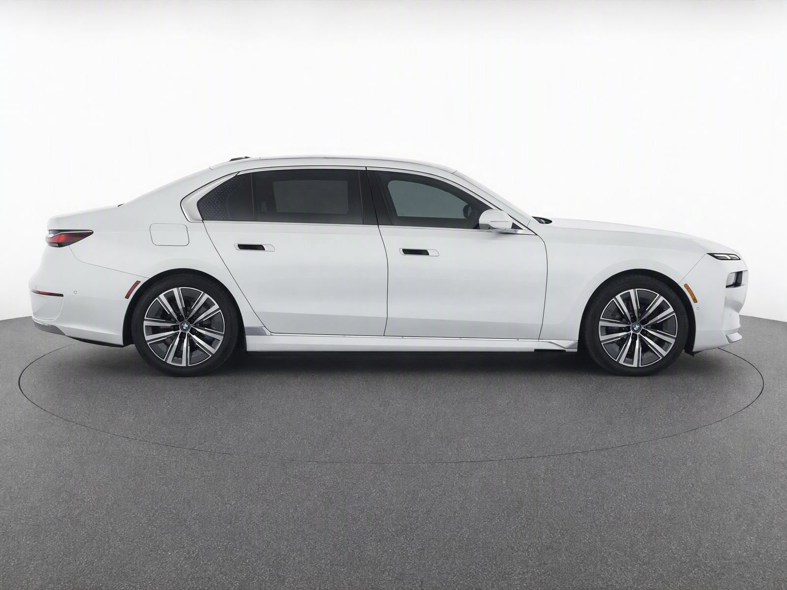 Used 2024 BMW i7 xDrive60 w/ Premium Package RWD image 4