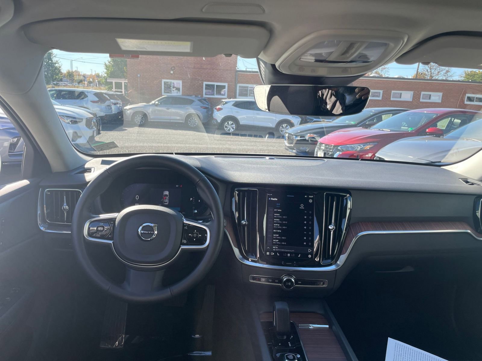 Used 2025 Volvo V60 B5 Cross Country Plus image 34