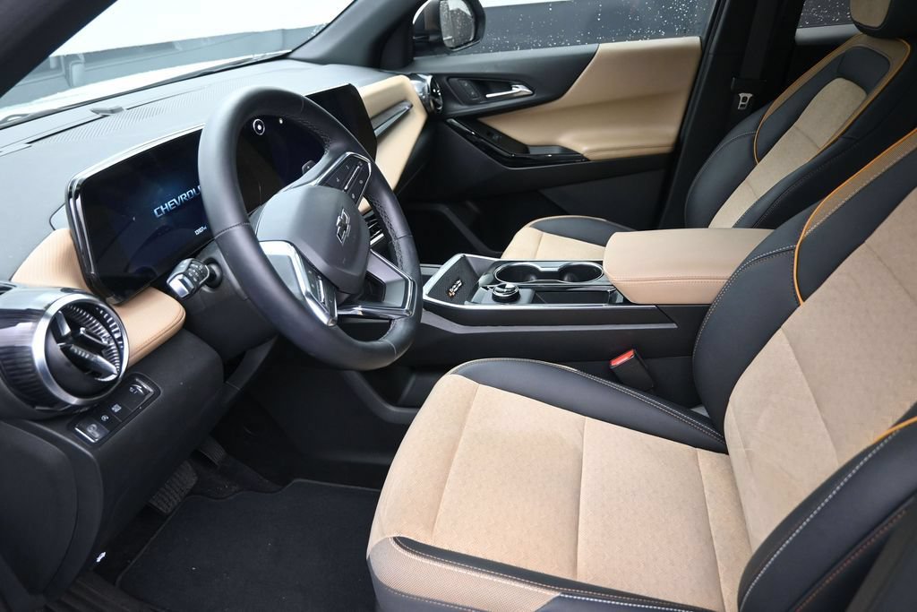 Used 2025 Chevrolet Equinox ACTIV w/ Safety and Technology Package FWD image 12