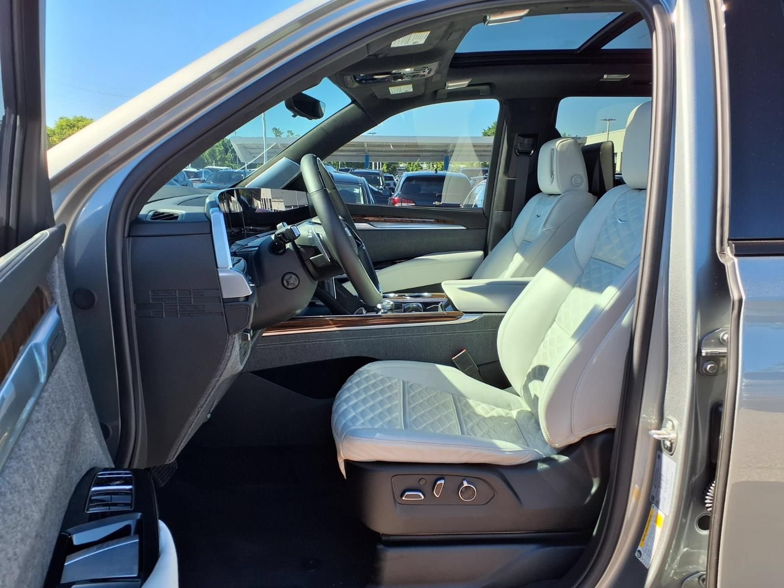 Used 2026 Cadillac Escalade Platinum Sport w/ LPO, ONYX Package AWD/4WD image 17