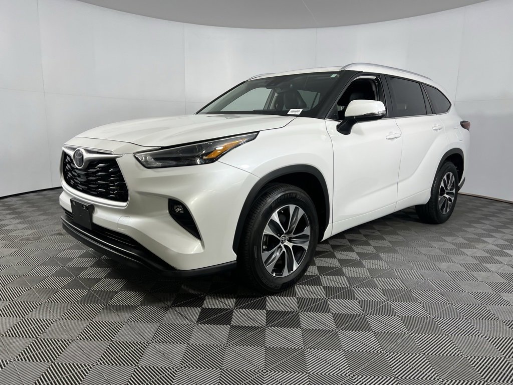 Used 2025 Toyota Highlander XLE image 9