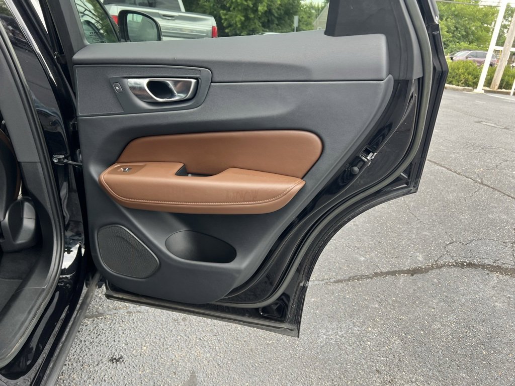 Used 2023 Volvo XC60 B5 Plus image 28