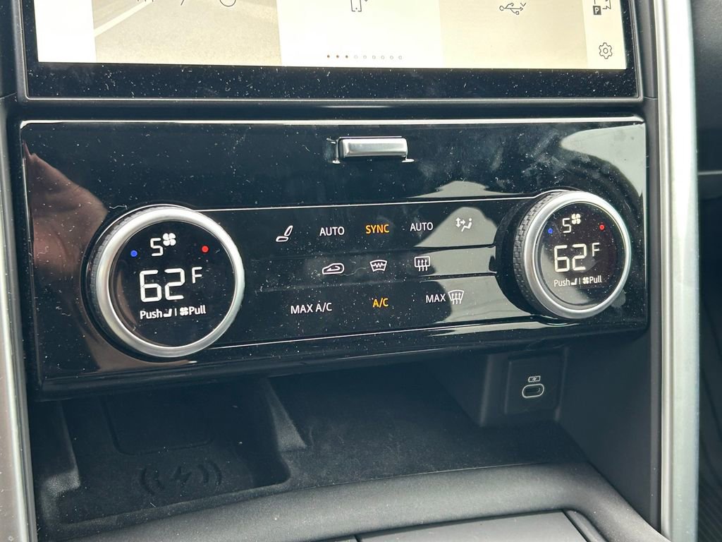 Used 2025 Land Rover Discovery S image 38