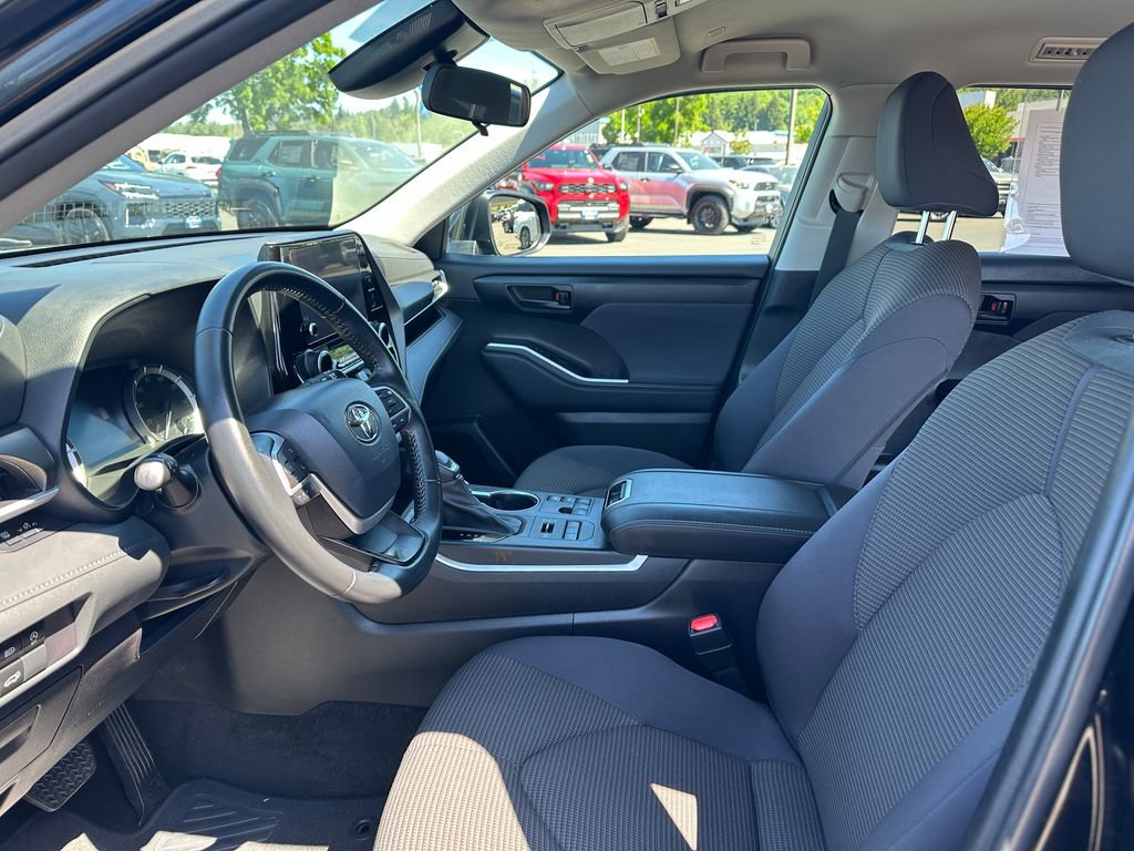 Used 2023 Toyota Highlander LE AWD/4WD image 13